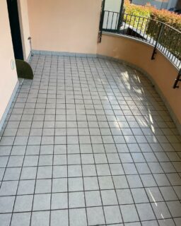 Pulizia approfondita tramite monospazzola e prodotto specifico. 🫧